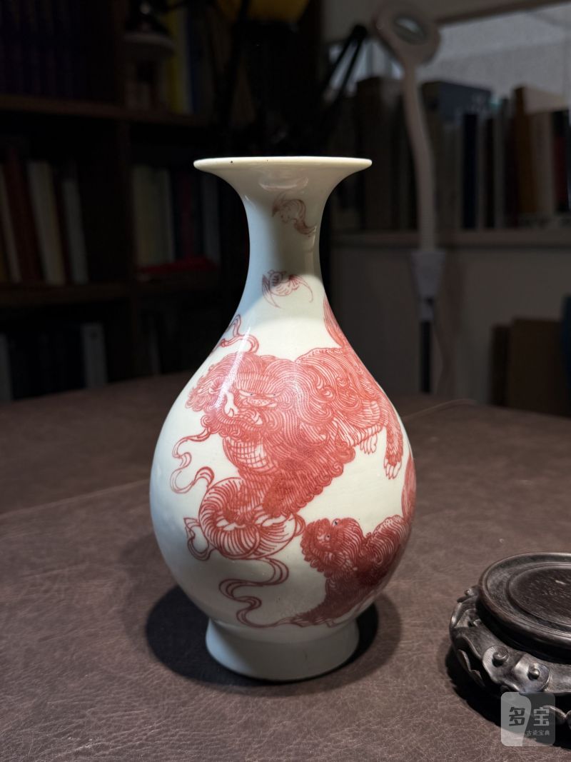 清道光 釉里红太狮少狮玉壶春瓶（配木座、老盒） - 图13